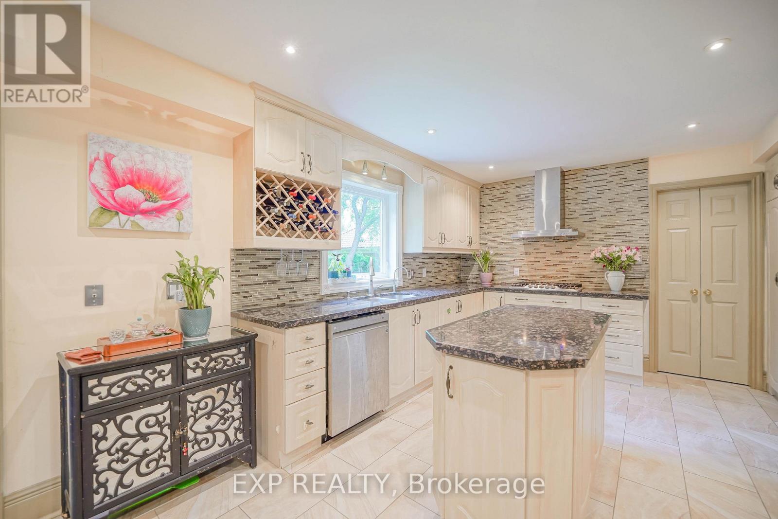 54 Ridgewood Drive, Richmond Hill, Ontario  L4E 3M1 - Photo 4 - N12674694