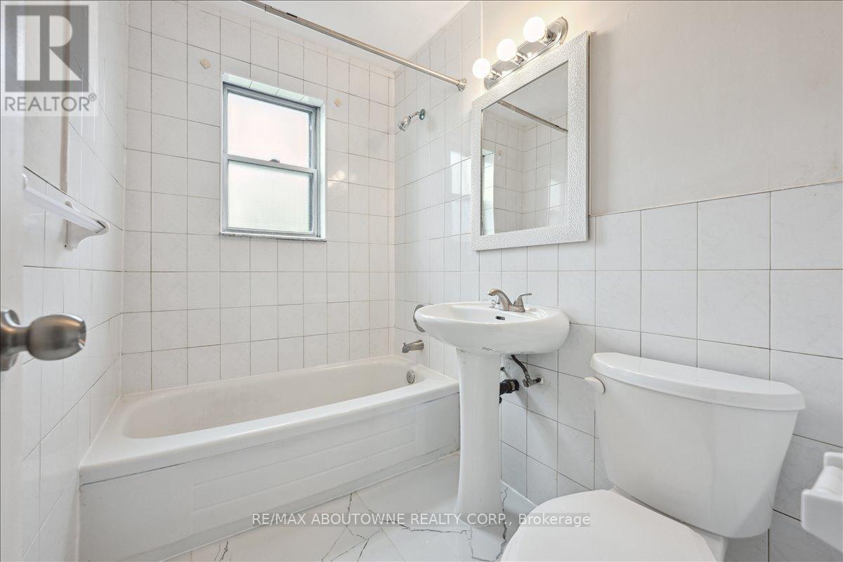 1 - 203 Nelson Street, Oakville, Ontario  L6L 3J4 - Photo 18 - W12674678