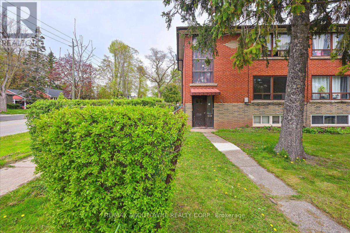 1 - 203 Nelson Street, Oakville, Ontario  L6L 3J4 - Photo 2 - W12674678
