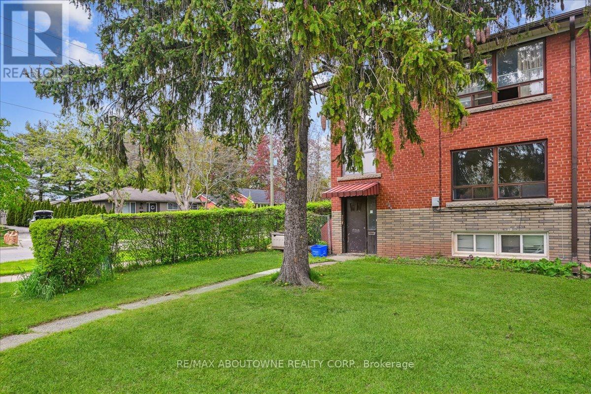 1 - 203 Nelson Street, Oakville, Ontario  L6L 3J4 - Photo 3 - W12674678