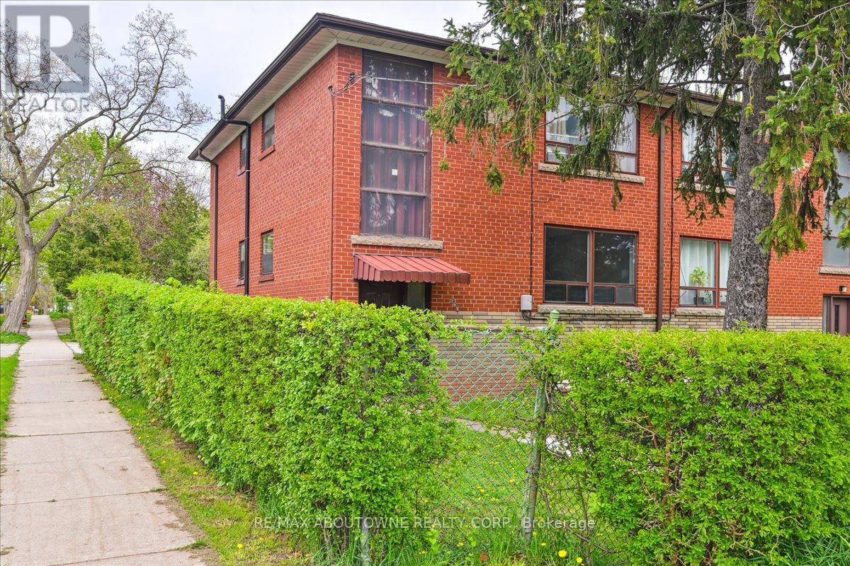 1 - 203 Nelson Street, Oakville, Ontario  L6L 3J4 - Photo 4 - W12674678