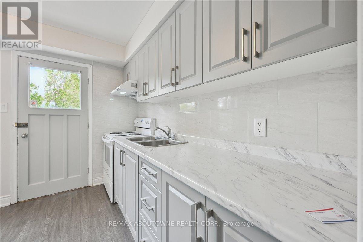 1 - 203 Nelson Street, Oakville, Ontario  L6L 3J4 - Photo 9 - W12674678