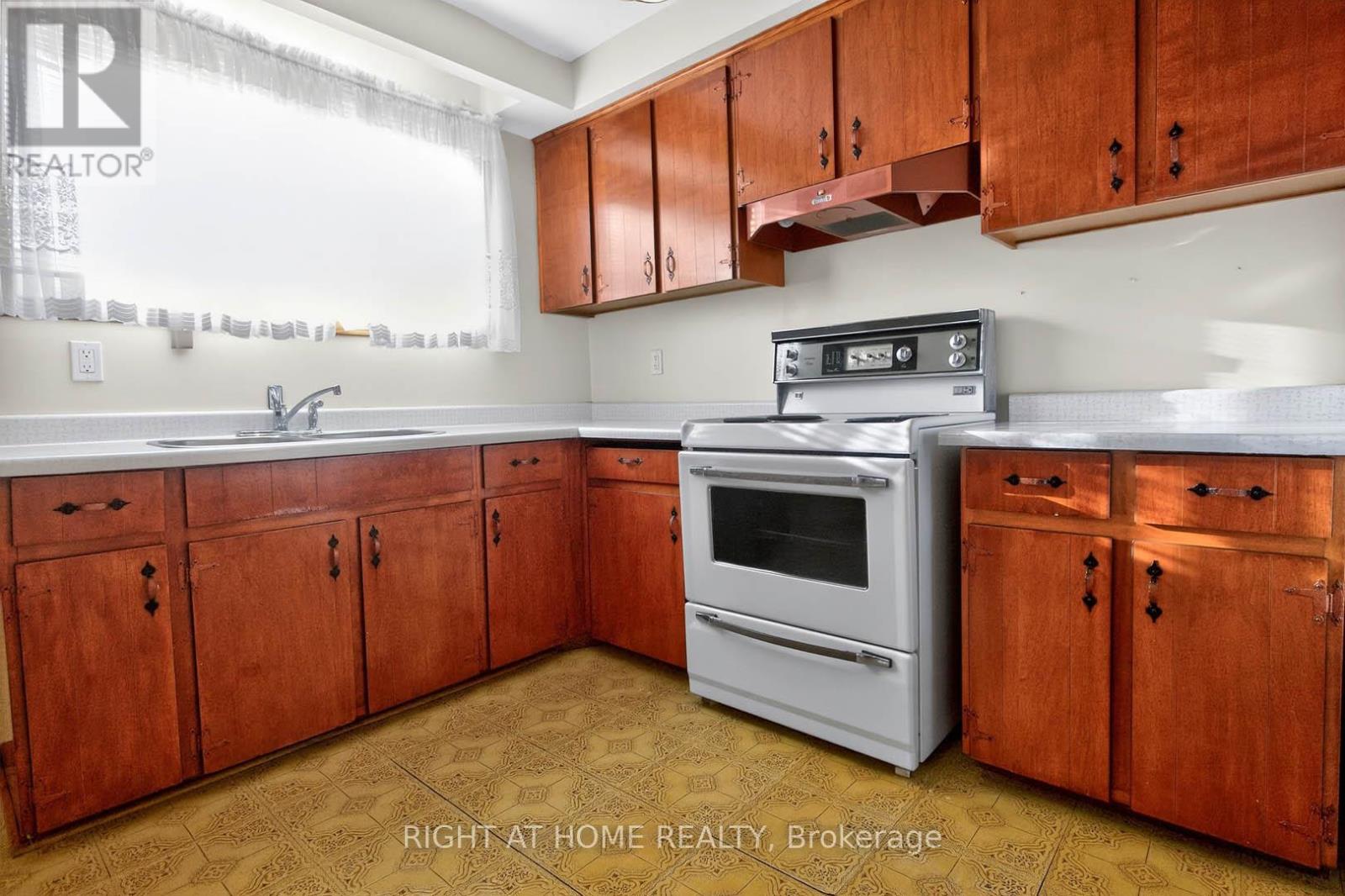 7524 Wrenwood Crescent, Mississauga, Ontario  L4T 2V7 - Photo 14 - W12674688