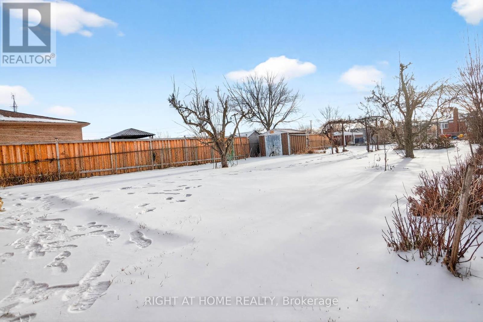 7524 Wrenwood Crescent, Mississauga, Ontario  L4T 2V7 - Photo 2 - W12674688