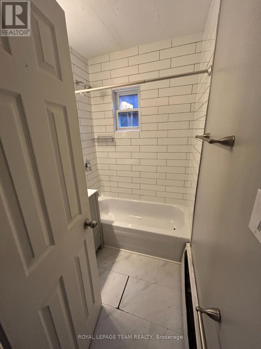 3 - 883 Somerset Street W, Ottawa, Ontario  K1R 6R6 - Photo 7 - X12674742