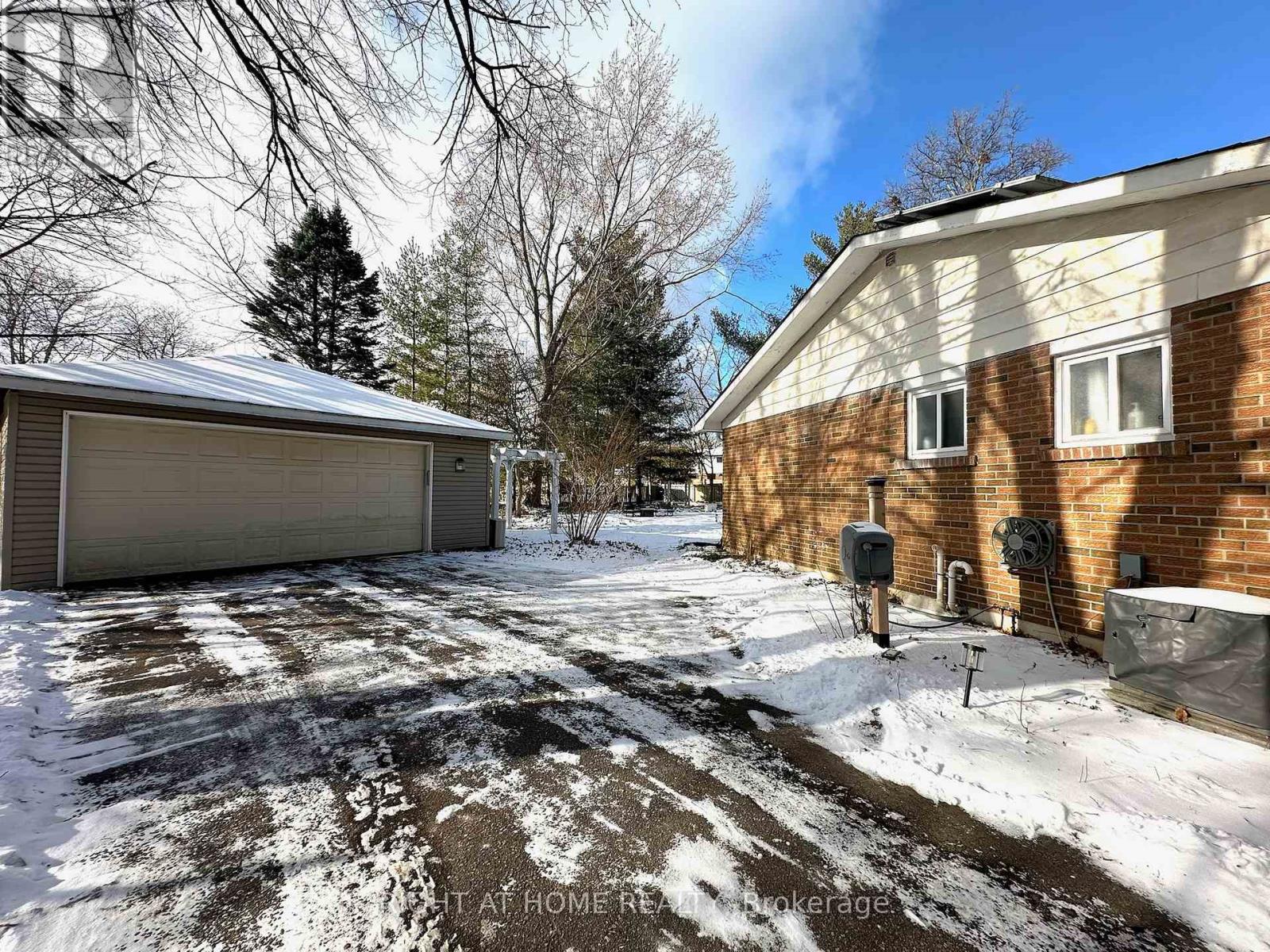 772 Wylan Court, Mississauga, Ontario  L5J 2T5 - Photo 3 - W12674794