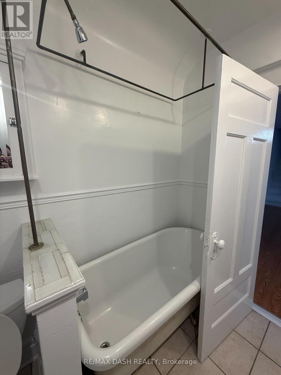 Upper - 54 Galley Avenue, Toronto, Ontario  M6R 1G8 - Photo 31 - W12674798