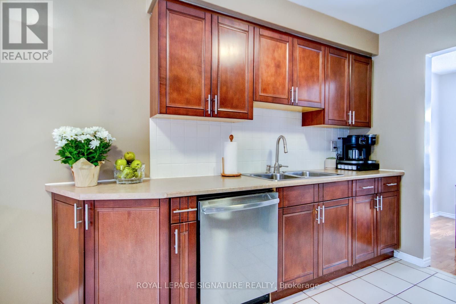 36 Rawling Crescent, Brampton, Ontario  L6Z 1N8 - Photo 11 - W12674814