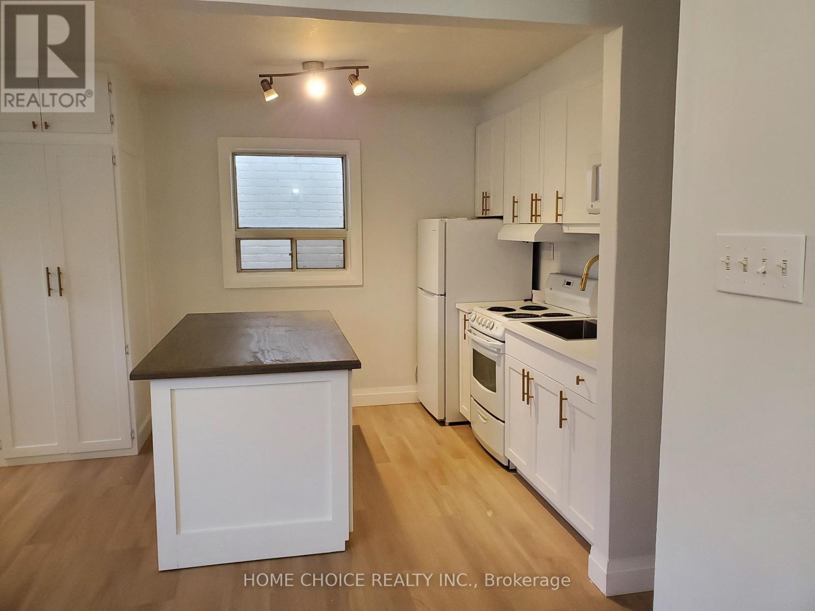 27 Lambton Avenue, Toronto, Ontario  M6N 2S2 - Photo 7 - W12672476