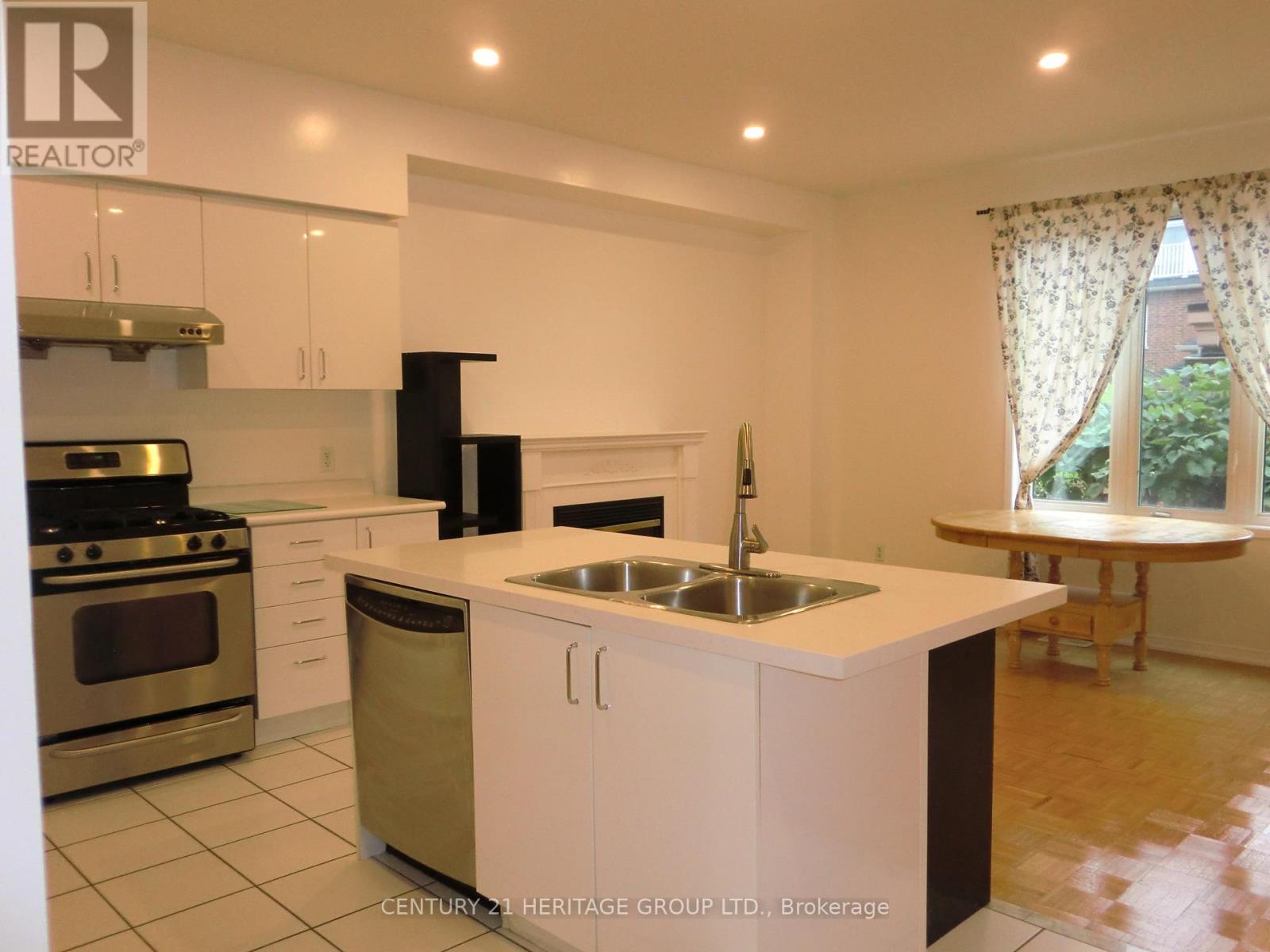 32 Leitch Avenue, Toronto, Ontario  M3J 3P2 - Photo 11 - W12674882