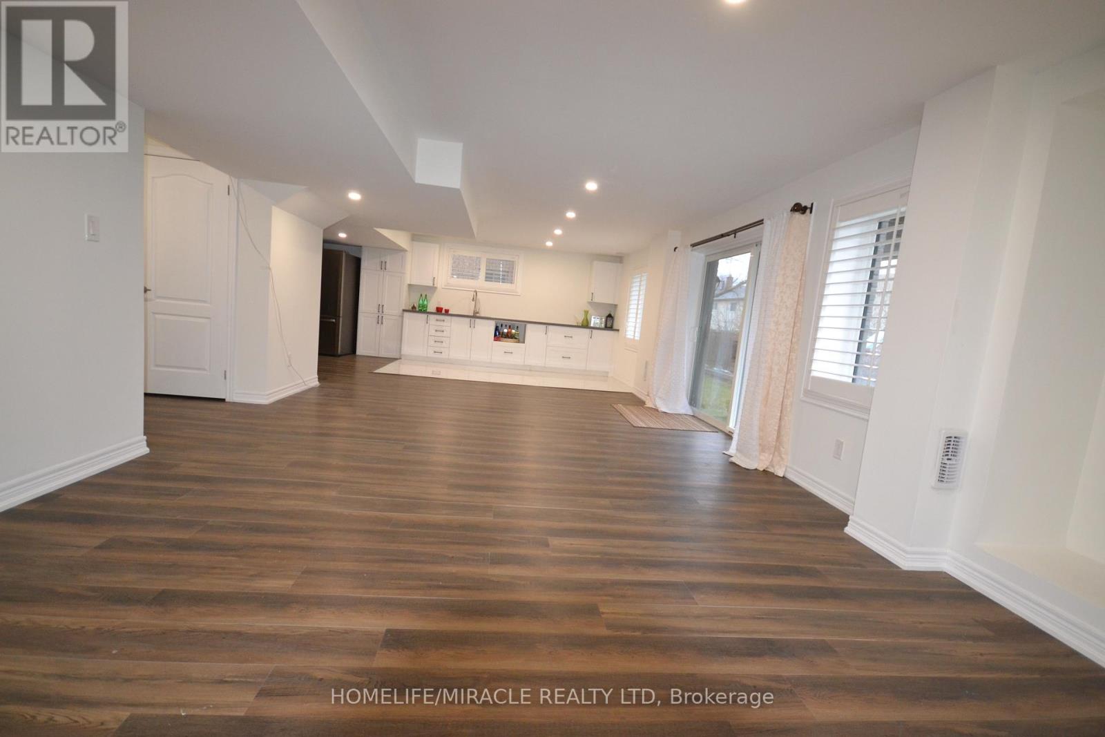 28 Sutcliffe Drive, Whitby, Ontario  L1R 0R2 - Photo 4 - E12671194