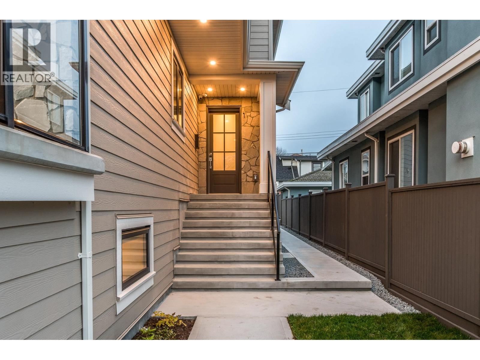 1 2945 E 44th Avenue, Vancouver, British Columbia  V5R 3A9 - Photo 2 - R3077122