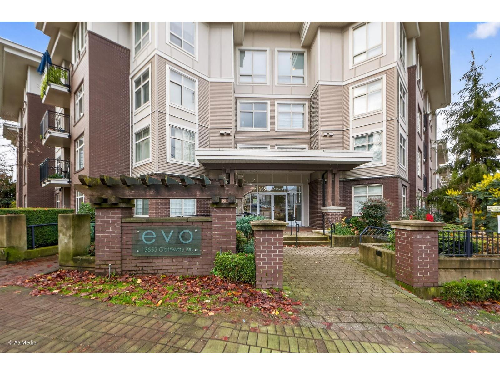 318 13555 Gateway Drive, Surrey, British Columbia V3T 0B5 - Photo 3 - R3074986