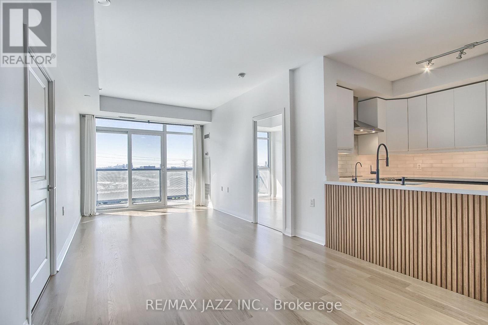 703 - 55 Oneida Crescent, Richmond Hill, Ontario  L4B 0E8 - Photo 4 - N12668190