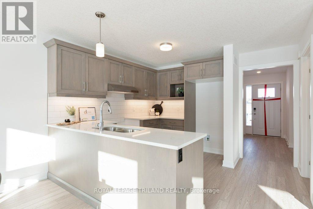 67 Harrow Lane, St. Thomas, Ontario  N5R 0P3 - Photo 9 - X12338681