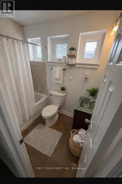 48 Overton Crescent, Toronto, Ontario  M3B 2V2 - Photo 10 - C12675098