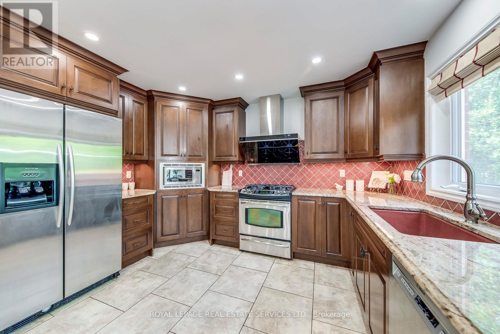 1387 Bayshire Drive, Oakville, Ontario  L6H 6E7 - Photo 19 - W12675256