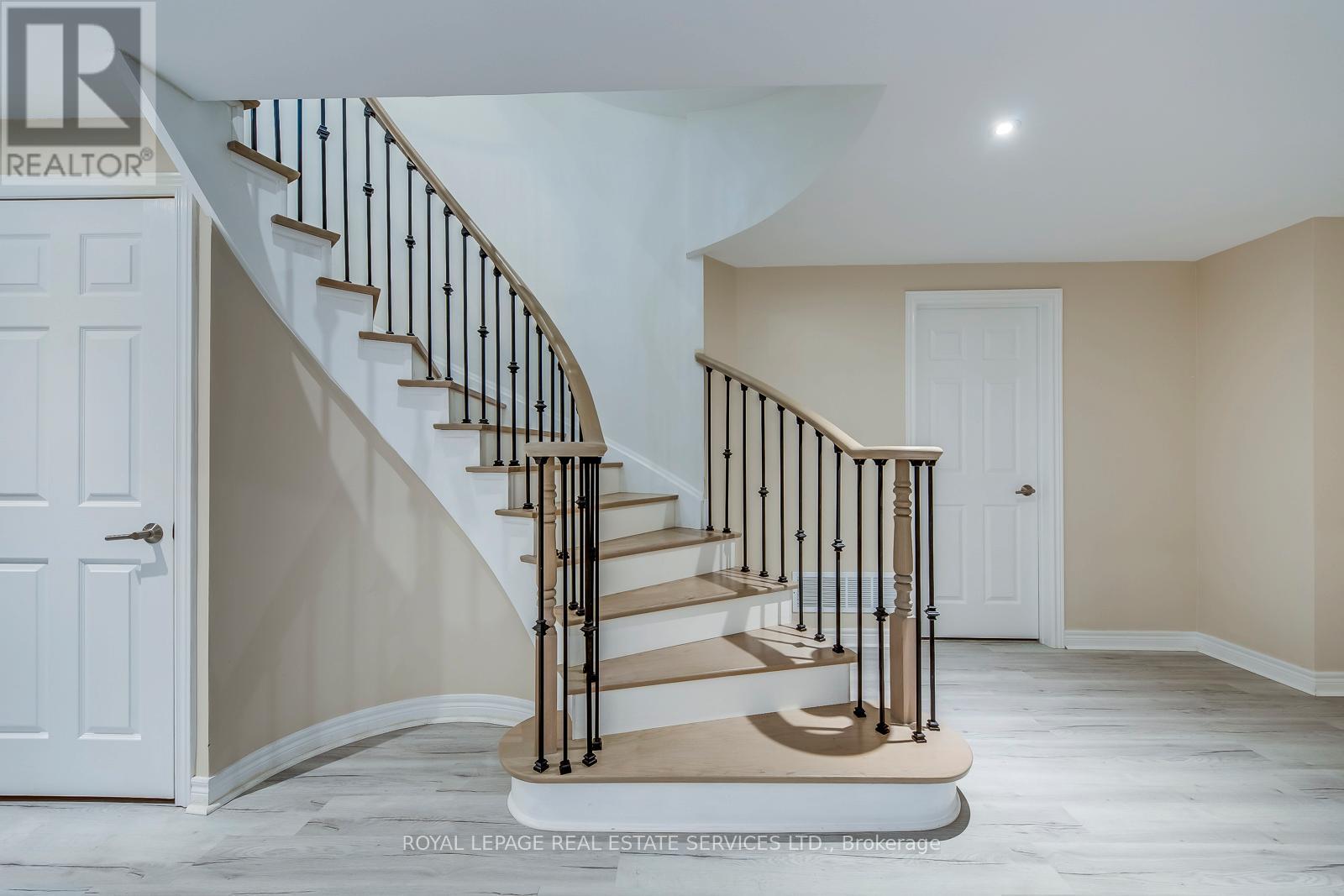 1387 Bayshire Drive, Oakville, Ontario  L6H 6E7 - Photo 40 - W12675256