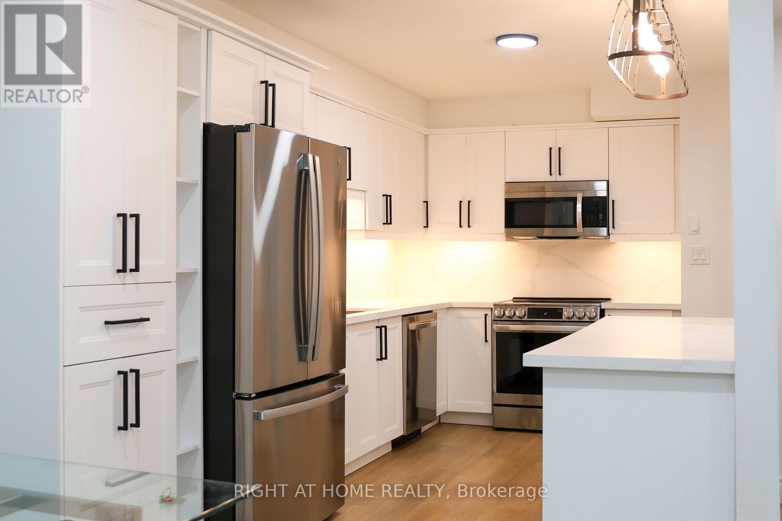 10 - 3360 The Credit Woodlands, Mississauga, Ontario  L5C 2J8 - Photo 1 - W12675260