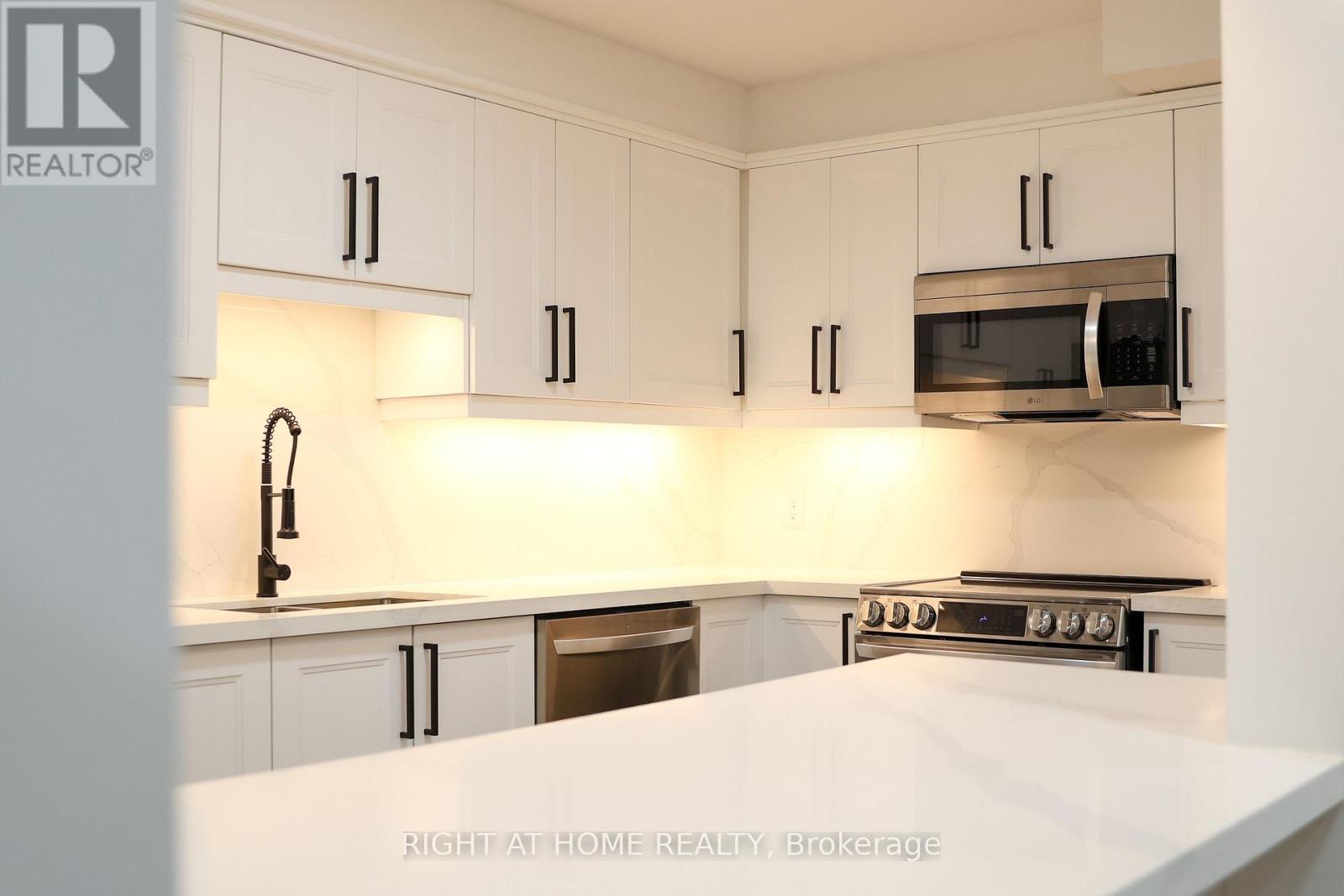 10 - 3360 The Credit Woodlands, Mississauga, Ontario  L5C 2J8 - Photo 2 - W12675260