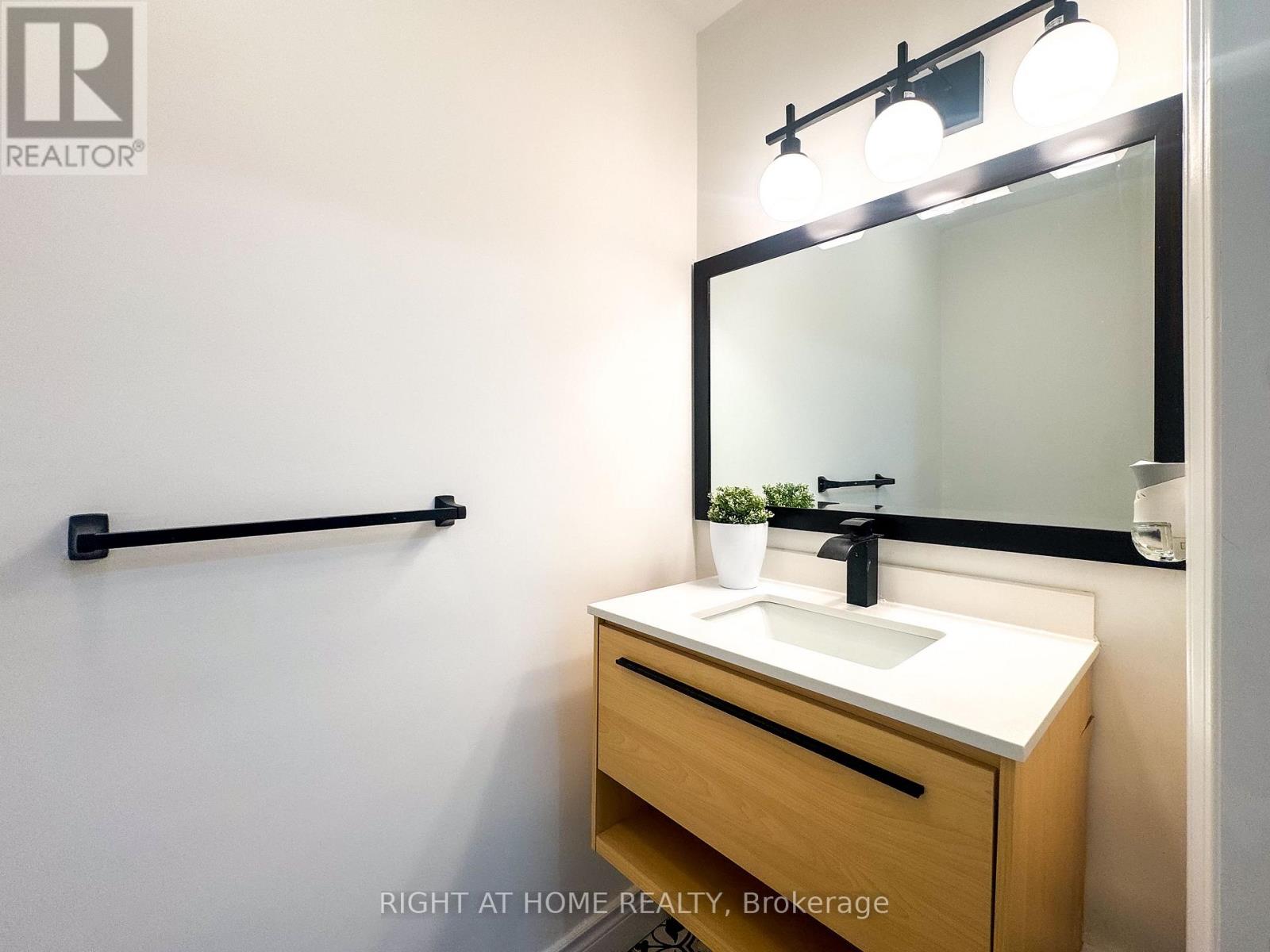 10 - 3360 The Credit Woodlands, Mississauga, Ontario  L5C 2J8 - Photo 6 - W12675260