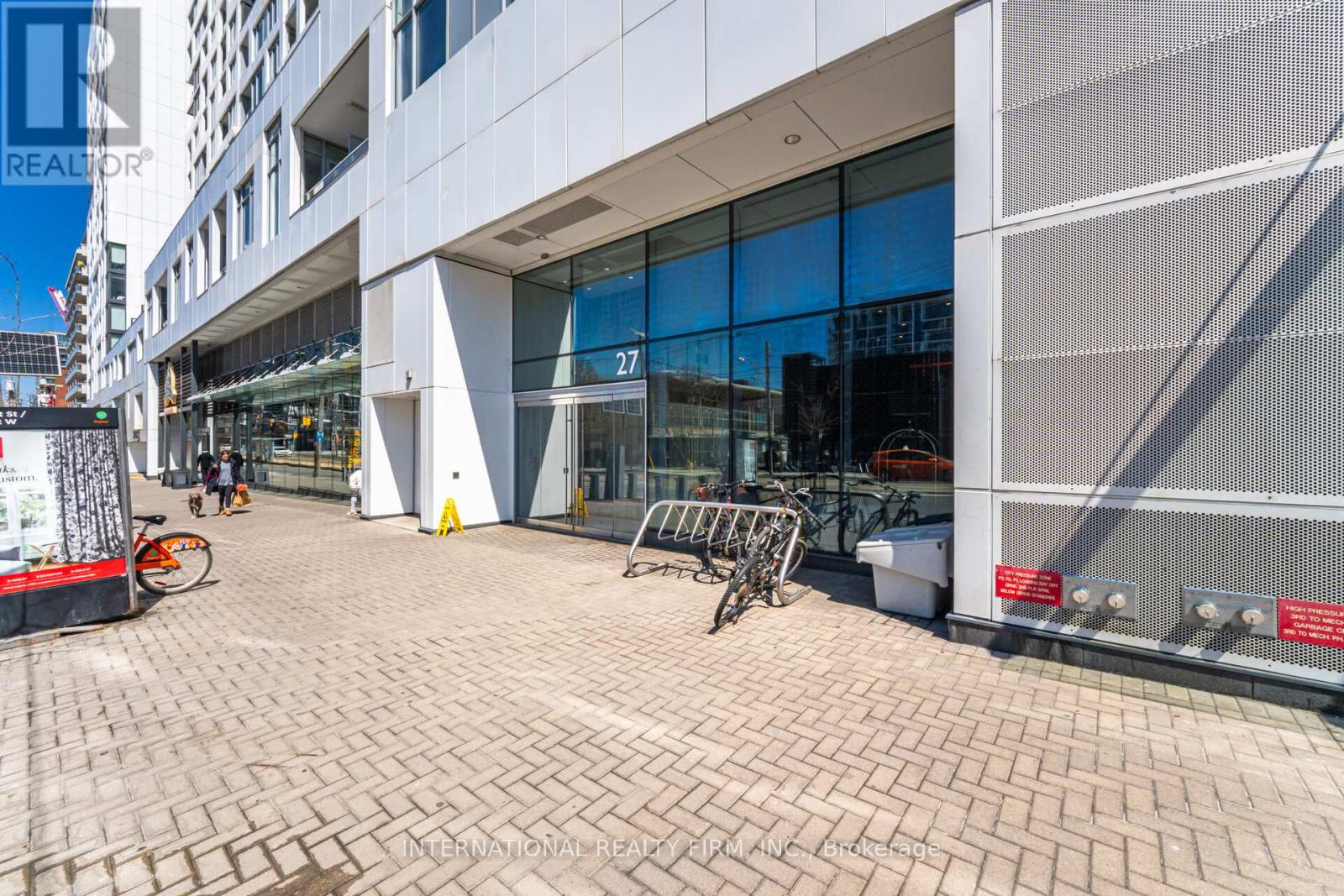 1012 - 27 Bathurst Street, Toronto, Ontario  M5V 2P1 - Photo 2 - C12675312