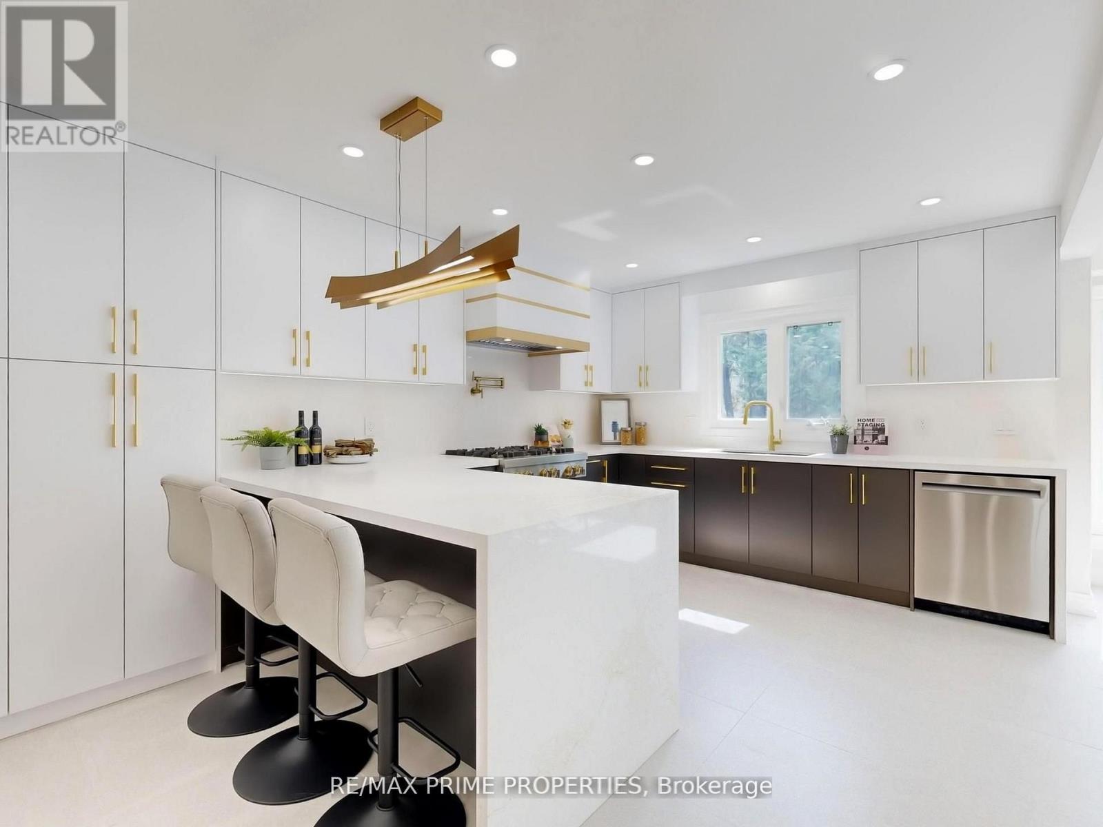 137 Old Surrey Lane, Richmond Hill, Ontario  L4C 6R9 - Photo 2 - N12675324