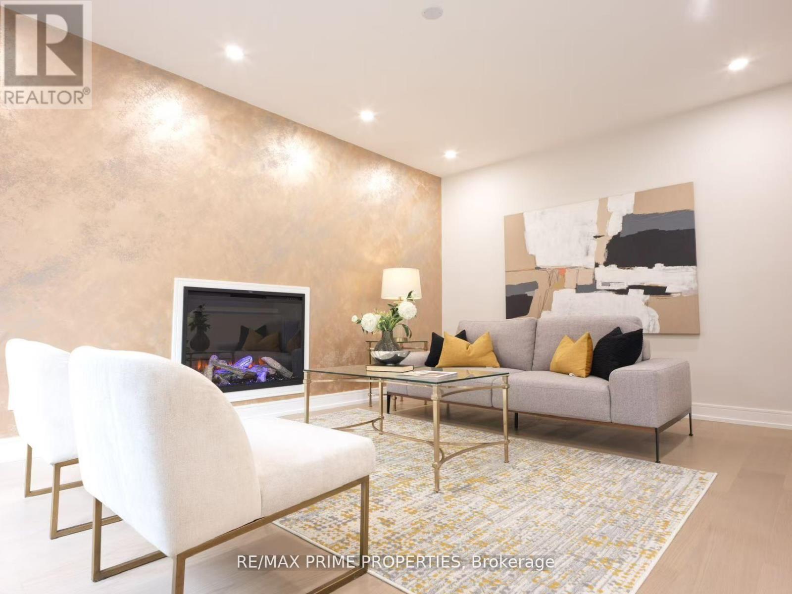 137 Old Surrey Lane, Richmond Hill, Ontario  L4C 6R9 - Photo 4 - N12675324