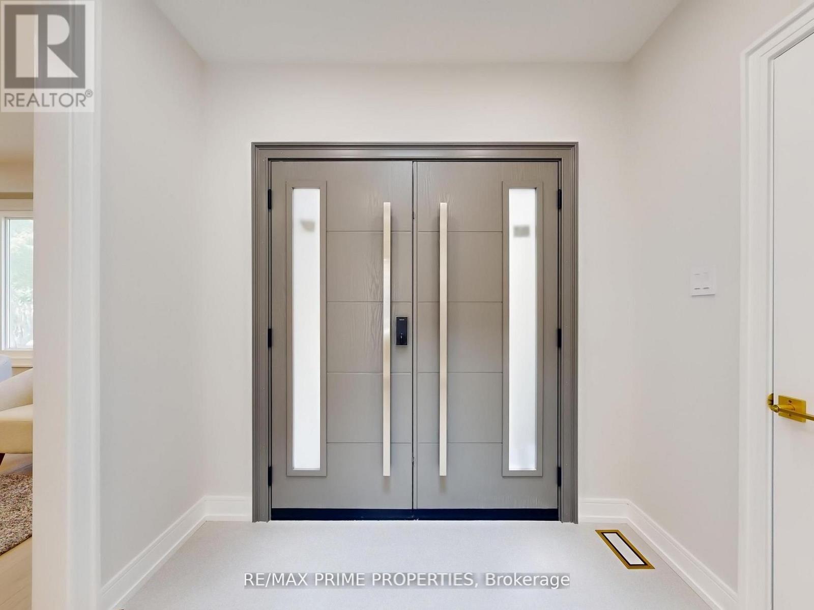 137 Old Surrey Lane, Richmond Hill, Ontario  L4C 6R9 - Photo 9 - N12675324