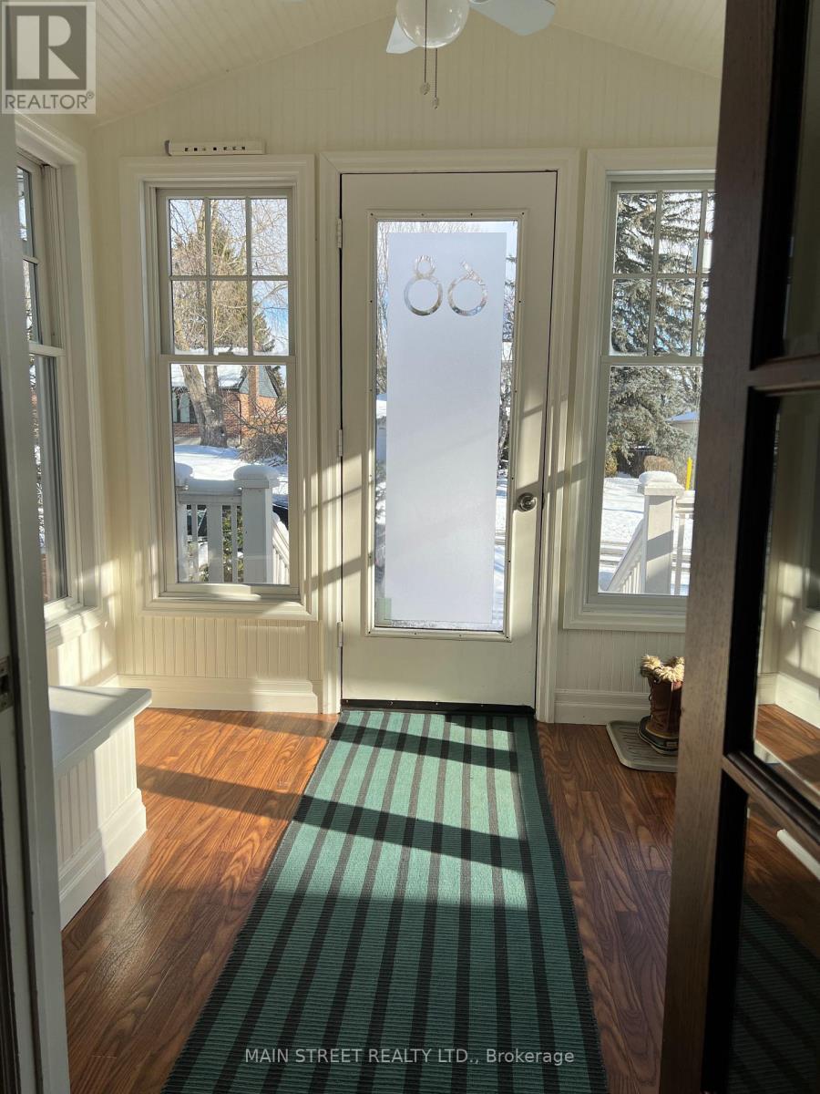 68 Hillview Drive, Newmarket, Ontario  L3Y 4H9 - Photo 3 - N12675388