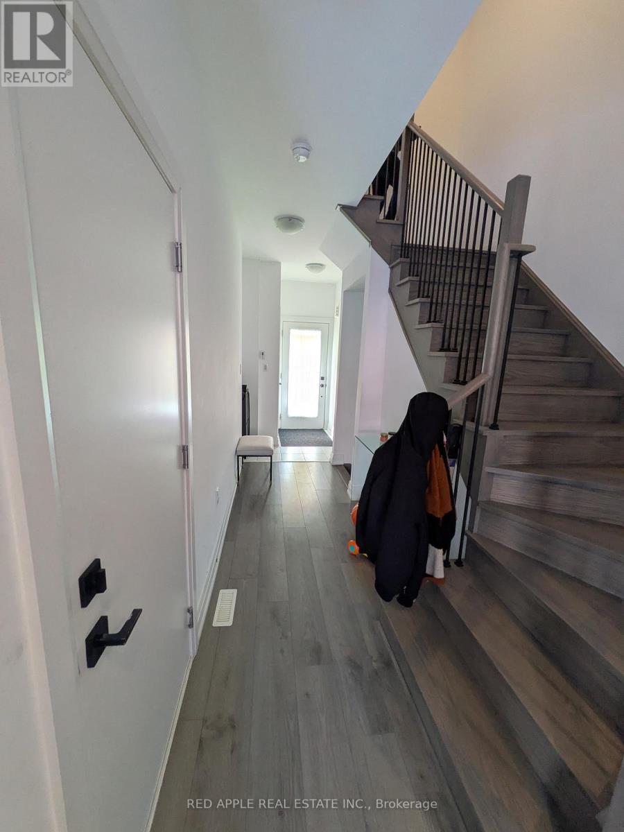 88 Fairlane Avenue, Barrie, Ontario  L9J 0M9 - Photo 2 - S12675366