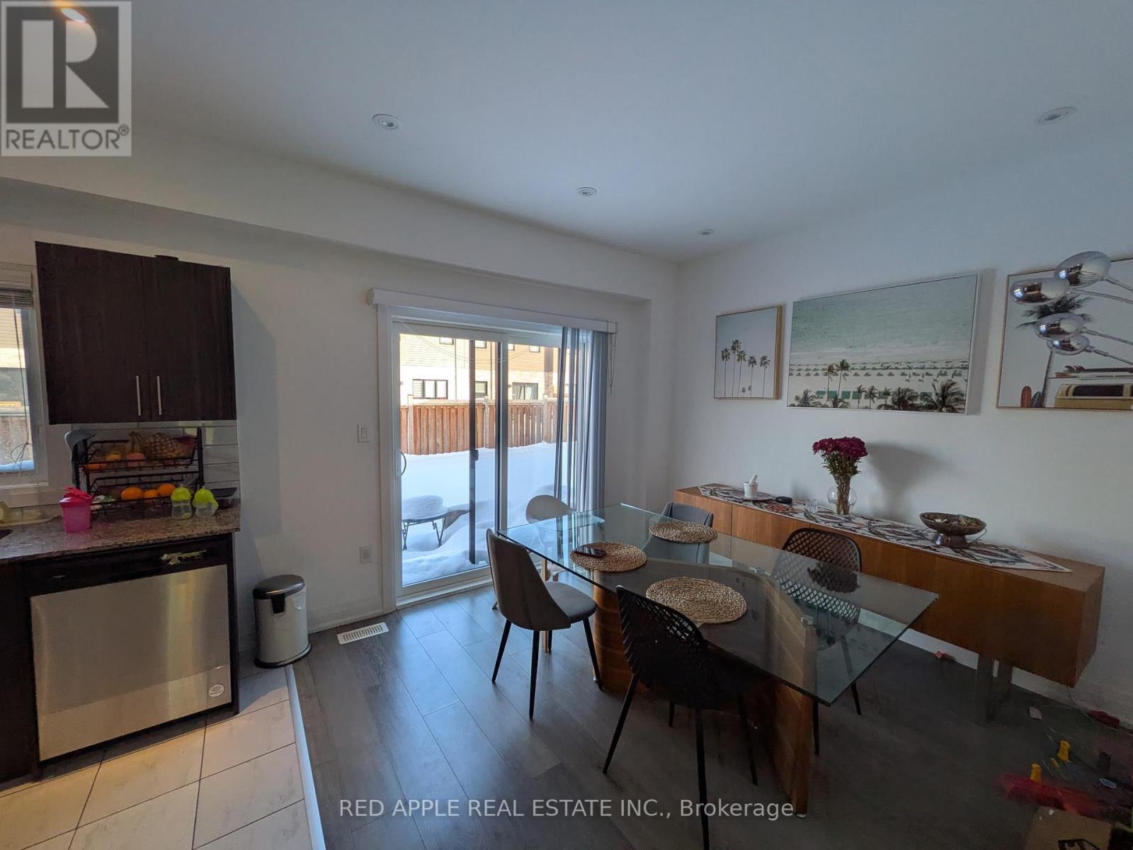 88 Fairlane Avenue, Barrie, Ontario  L9J 0M9 - Photo 4 - S12675366