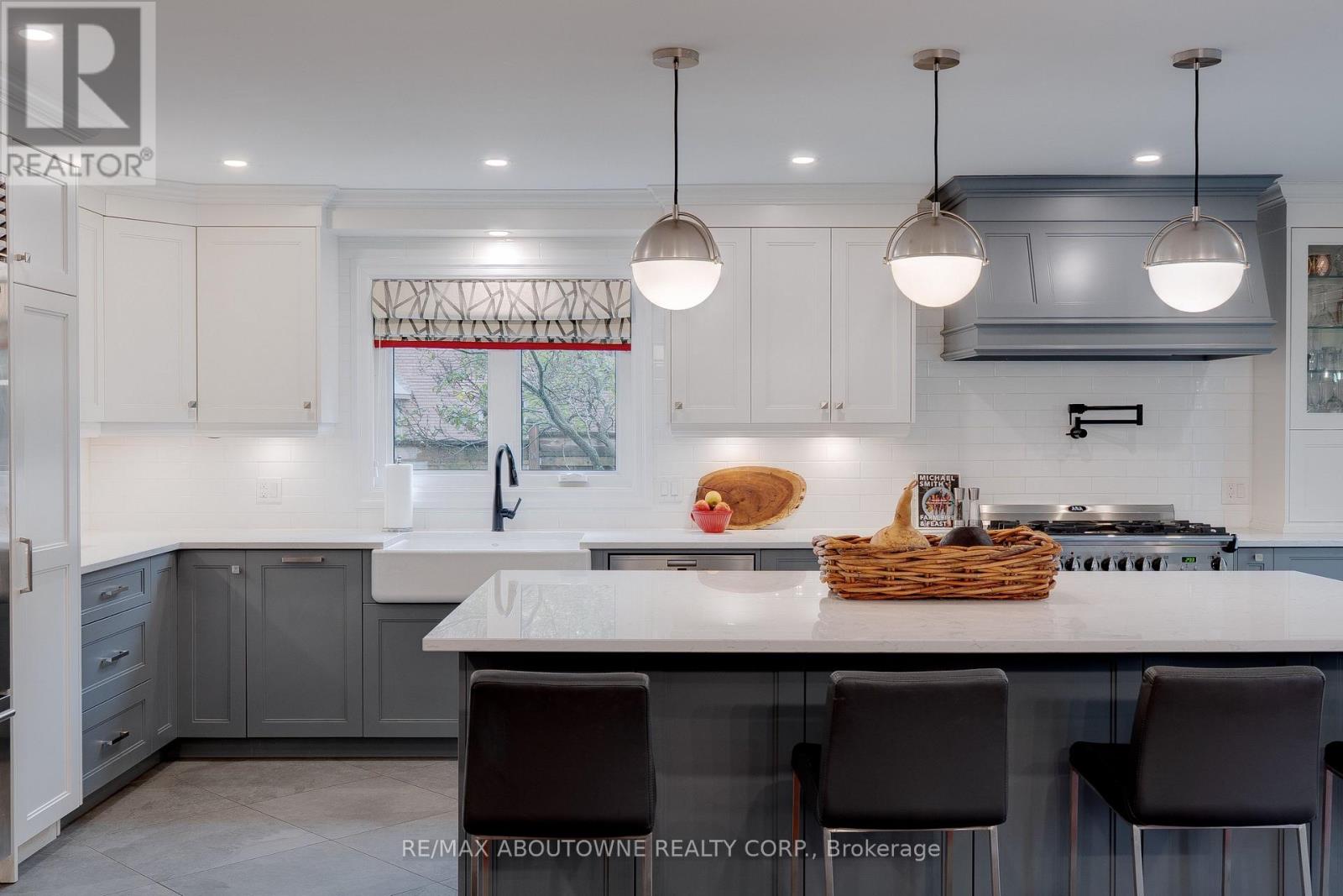 1586 Heritage Way, Oakville, Ontario  L6M 2Z5 - Photo 9 - W12675400