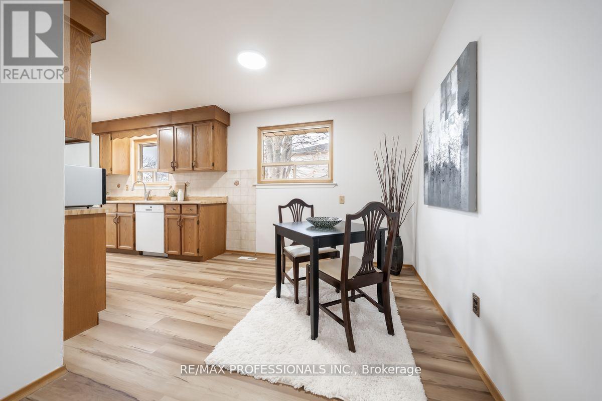 1275 Pallatine Drive, Oakville, Ontario  L6H 1Z1 - Photo 4 - W12675408