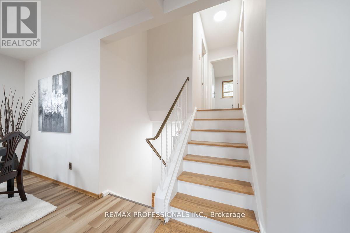 1275 Pallatine Drive, Oakville, Ontario  L6H 1Z1 - Photo 6 - W12675408