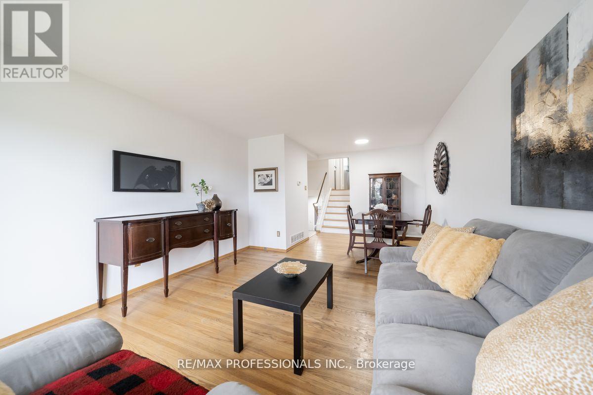 1275 Pallatine Drive, Oakville, Ontario  L6H 1Z1 - Photo 9 - W12675408