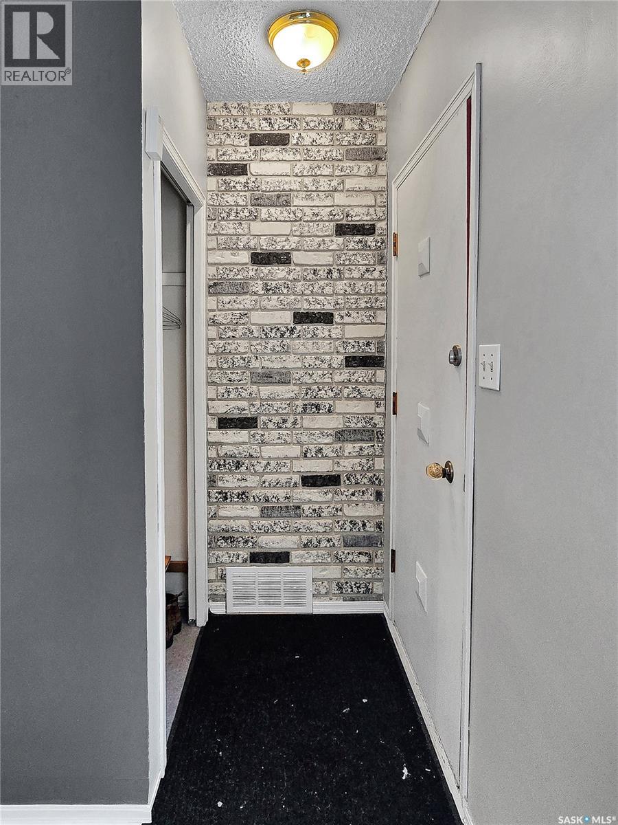 215 Isabella Street E, Saskatoon, Saskatchewan  S7J 0B2 - Photo 3 - SK026360