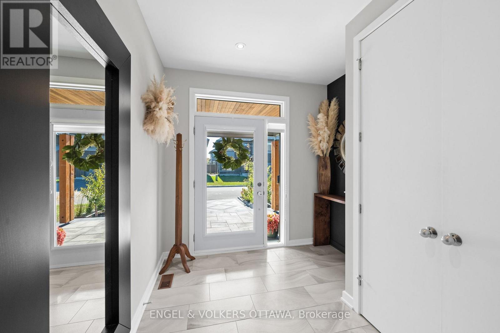 933 Islington Way, Ottawa, Ontario  K1T 0T7 - Photo 3 - X12675472