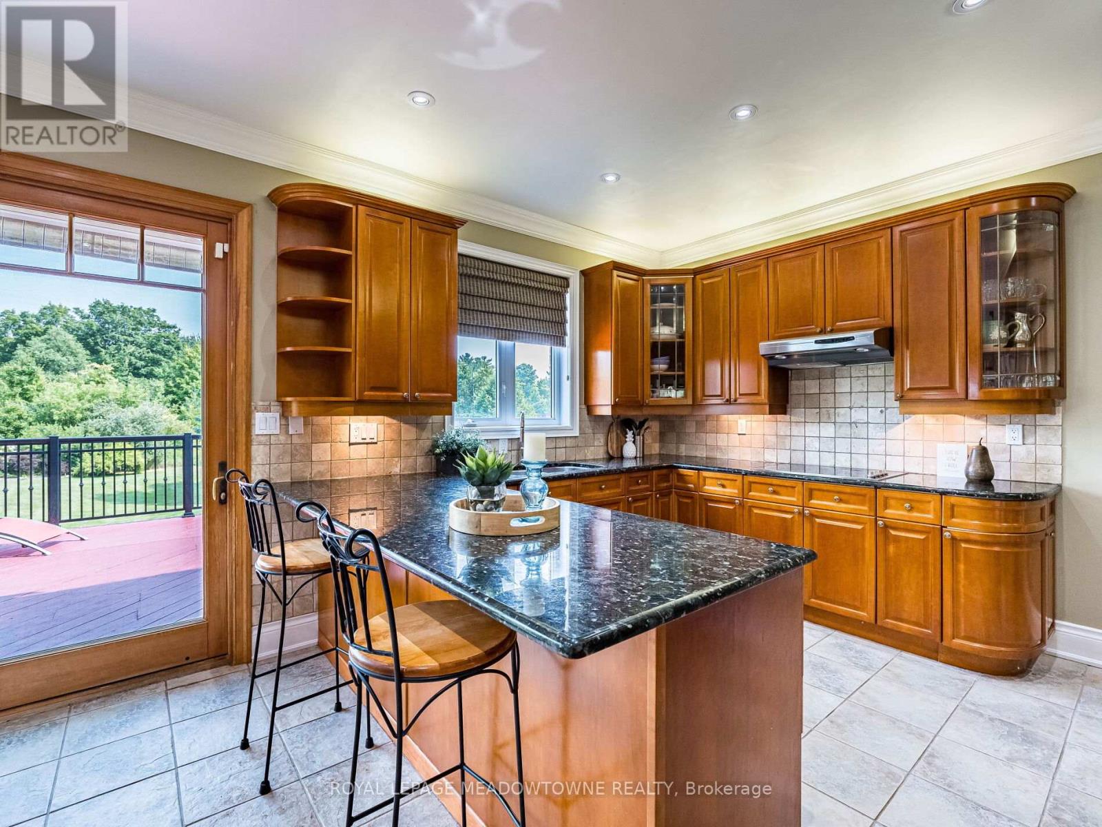 8 Deer Run Crescent, Halton Hills, Ontario  L7J 2L7 - Photo 11 - W12481264