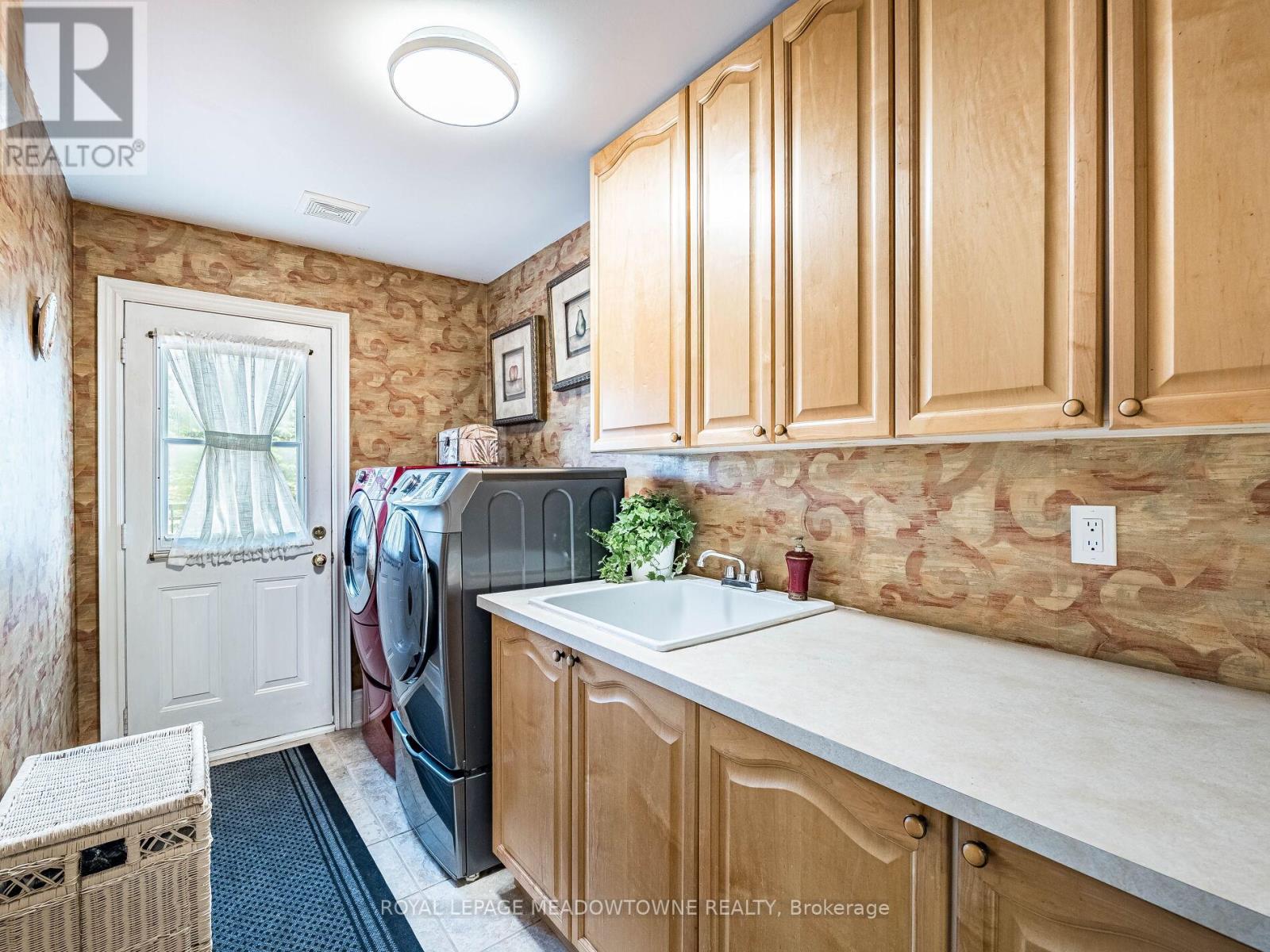 8 Deer Run Crescent, Halton Hills, Ontario  L7J 2L7 - Photo 15 - W12481264