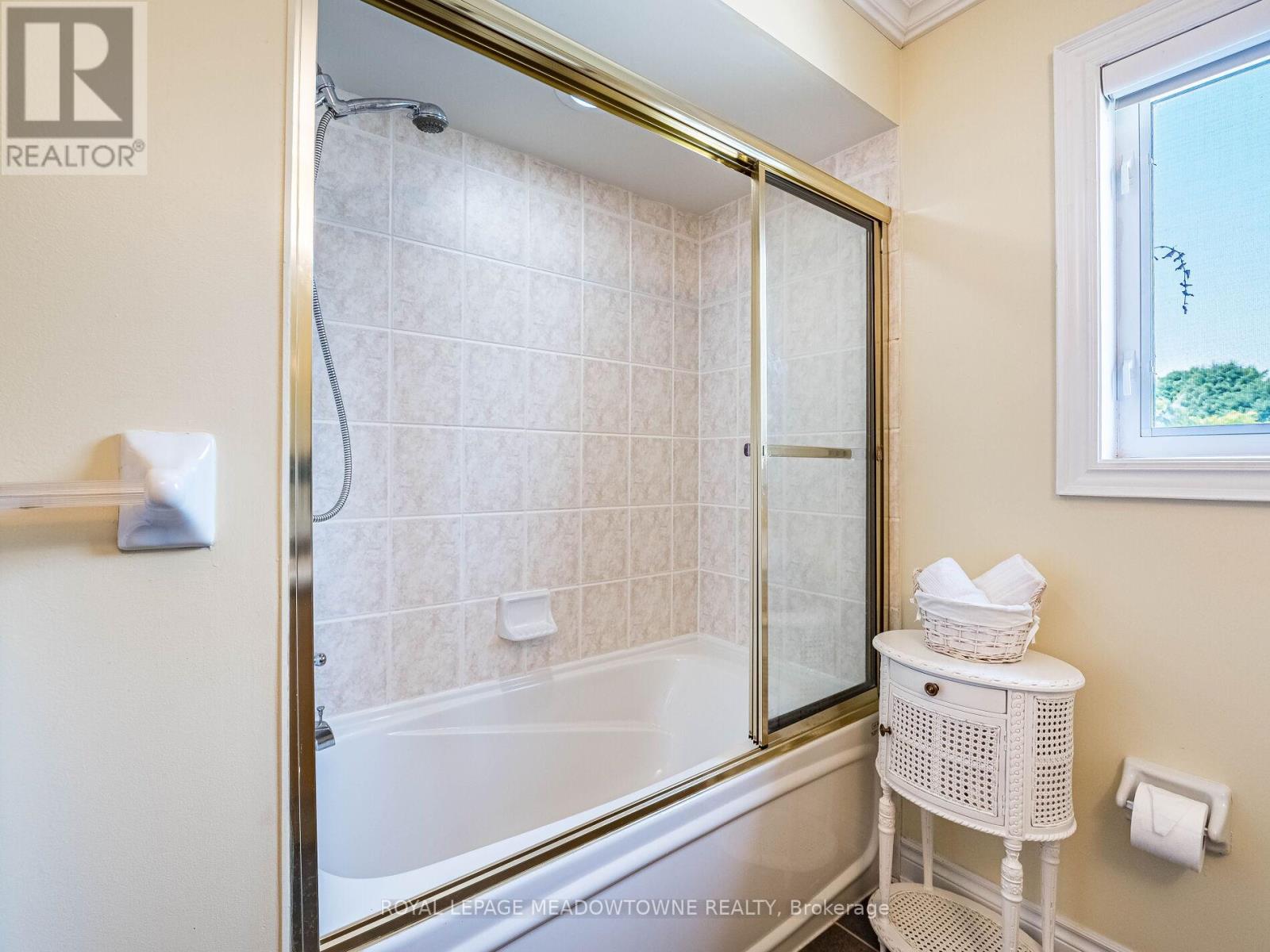 8 Deer Run Crescent, Halton Hills, Ontario  L7J 2L7 - Photo 34 - W12481264