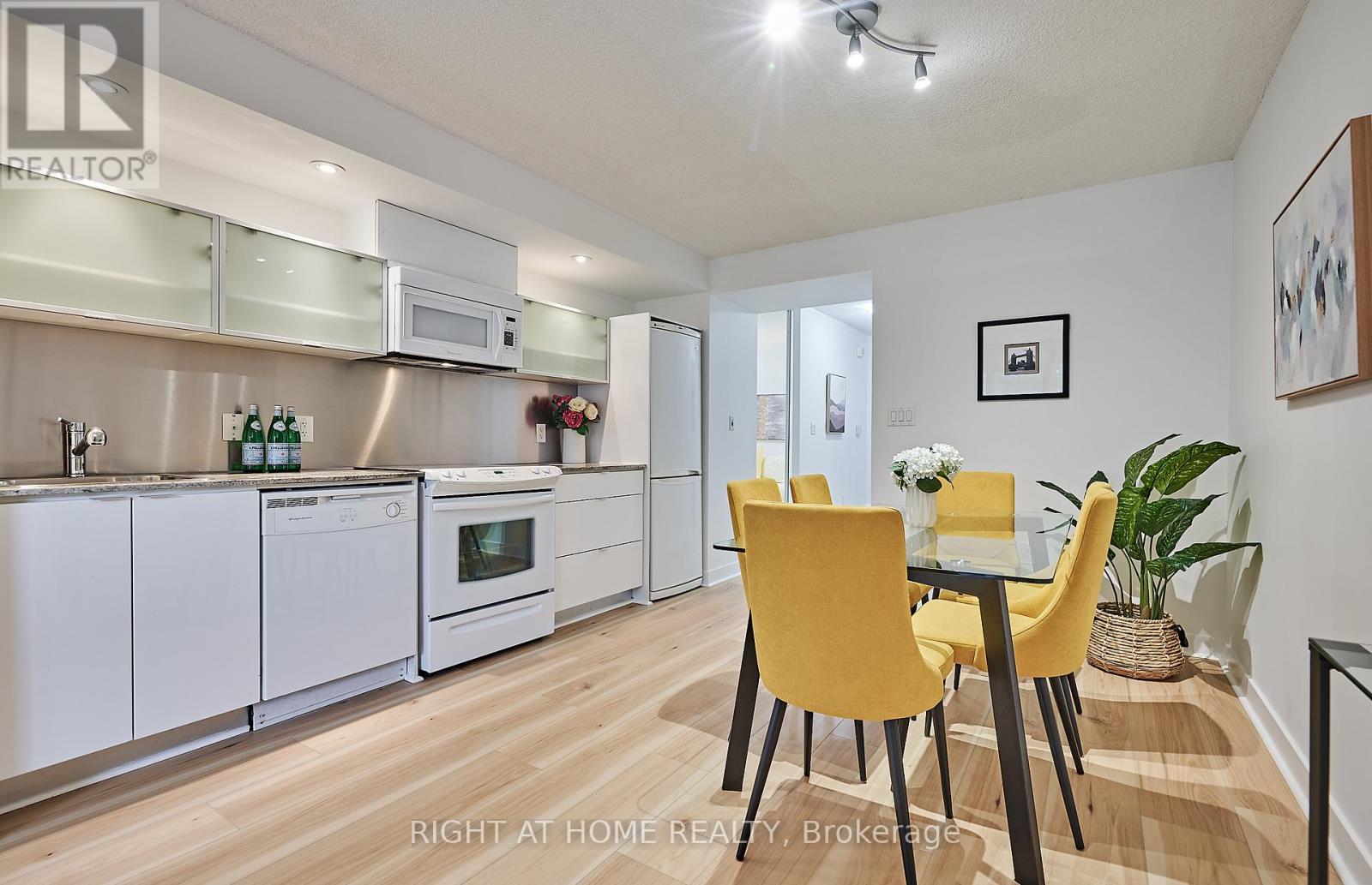 323 - 4k Spadina Avenue, Toronto, Ontario  M5V 3Y9 - Photo 4 - C12675668