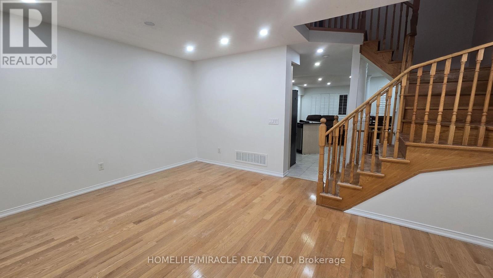 Upper - 555 Garden Walk, Mississauga, Ontario  L5W 1V9 - Photo 1 - W12675490