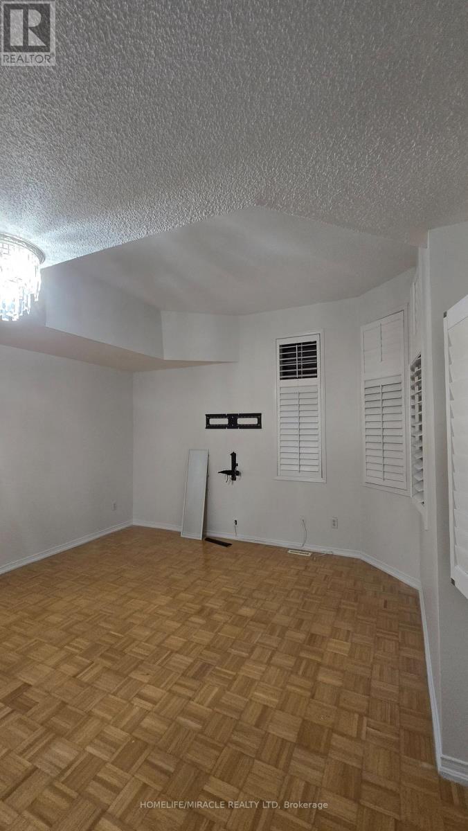 Upper - 555 Garden Walk, Mississauga, Ontario  L5W 1V9 - Photo 11 - W12675490