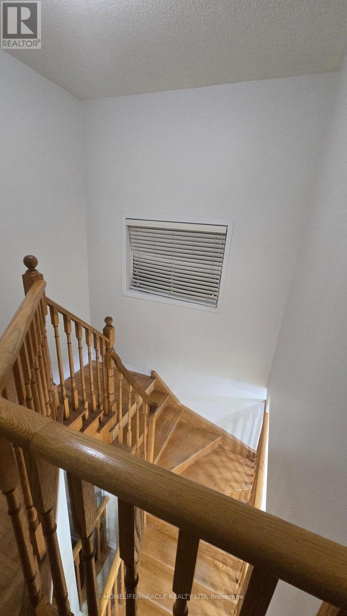 Upper - 555 Garden Walk, Mississauga, Ontario  L5W 1V9 - Photo 16 - W12675490