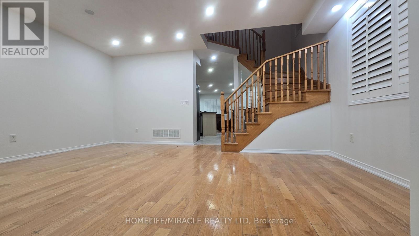 Upper - 555 Garden Walk, Mississauga, Ontario  L5W 1V9 - Photo 2 - W12675490