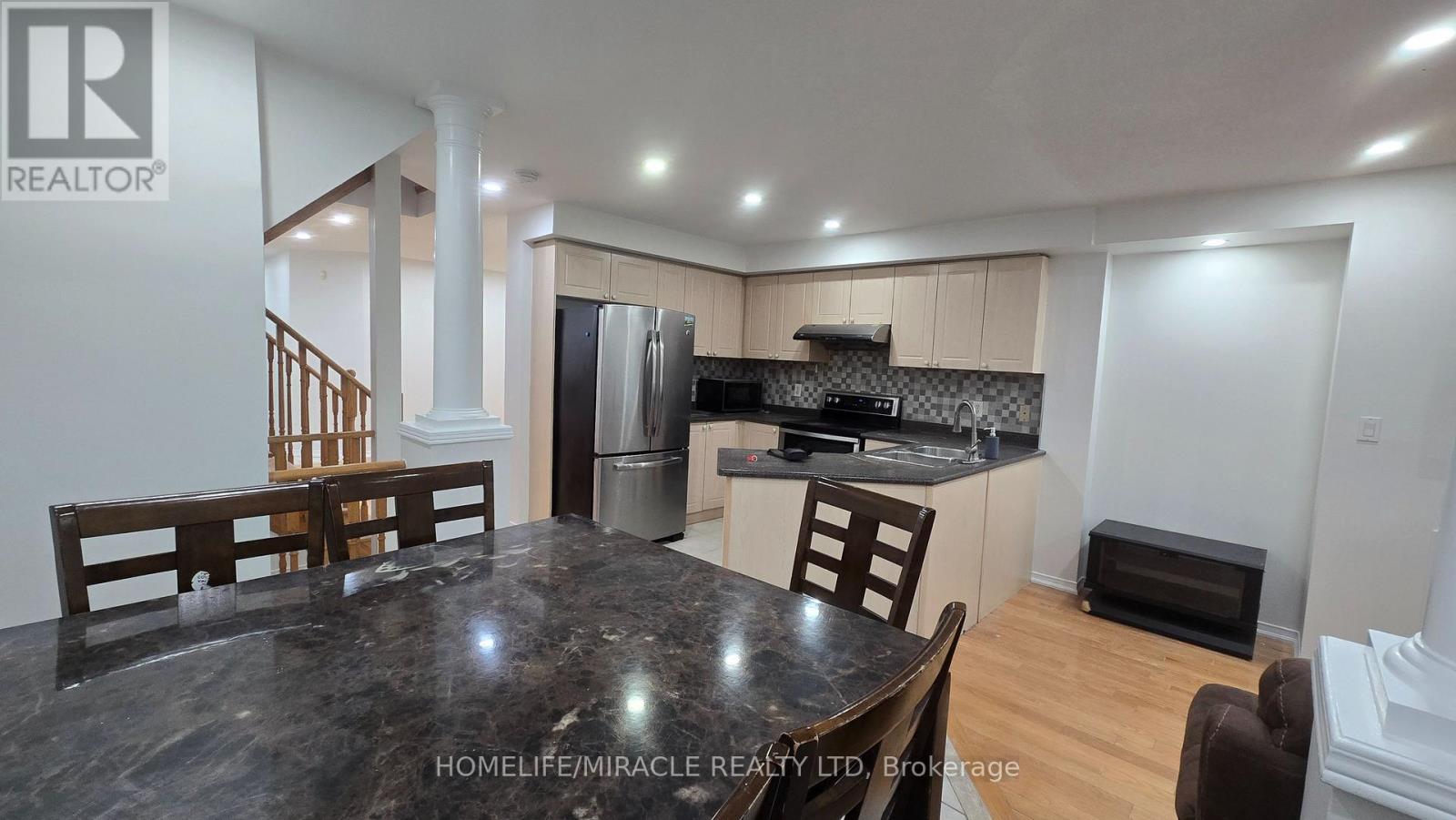 Upper - 555 Garden Walk, Mississauga, Ontario  L5W 1V9 - Photo 7 - W12675490