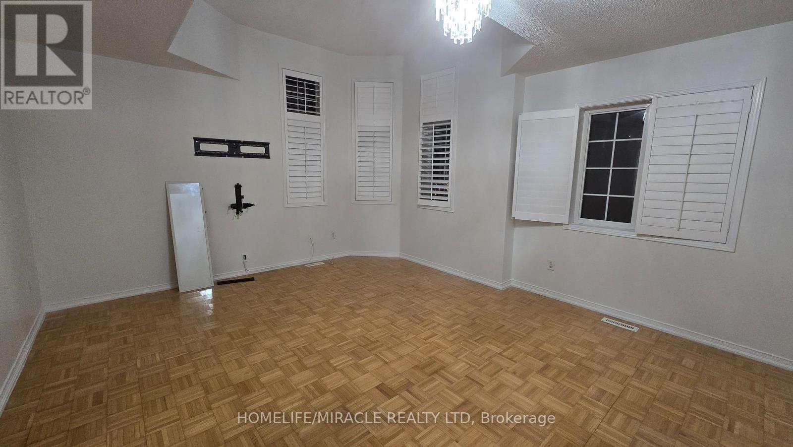 Upper - 555 Garden Walk, Mississauga, Ontario  L5W 1V9 - Photo 9 - W12675490