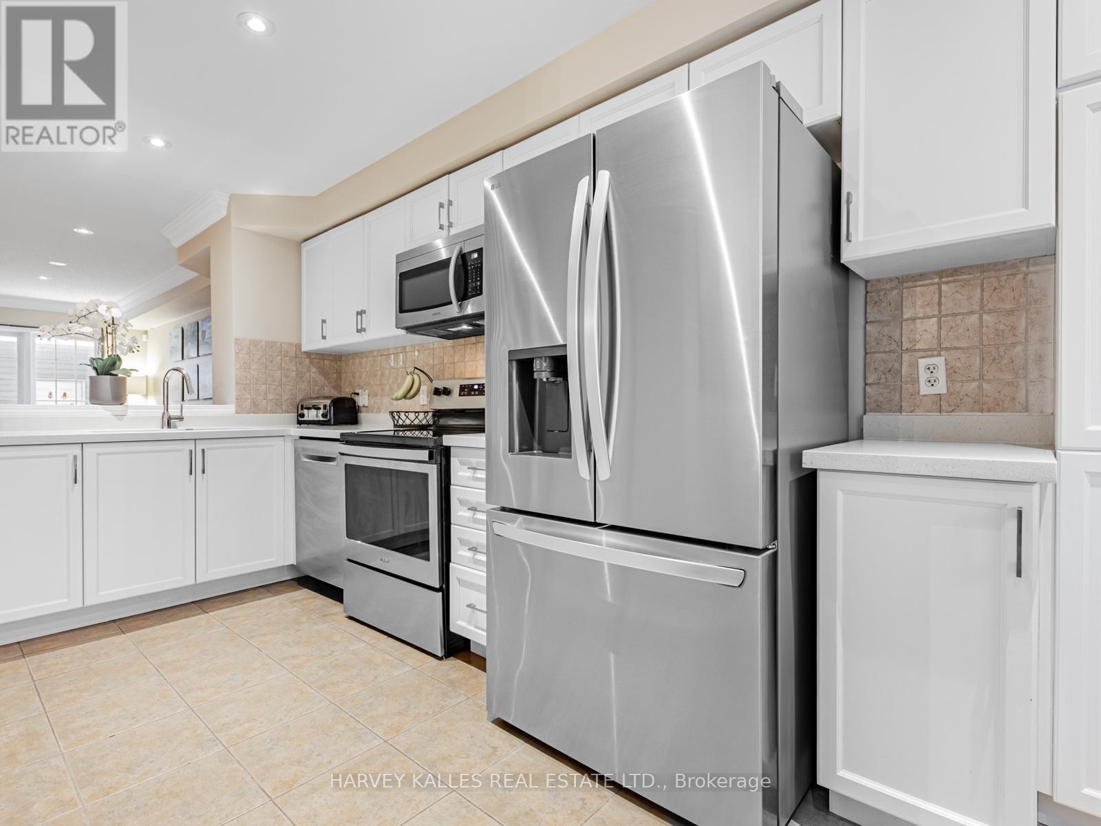 983 Roselawn Avenue, Toronto, Ontario  M6B 4M9 - Photo 11 - W12675606