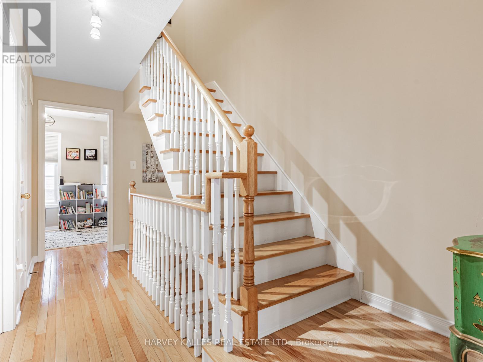 983 Roselawn Avenue, Toronto, Ontario  M6B 4M9 - Photo 15 - W12675606